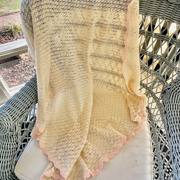 VINTAGE, BEAUTIFULLY HANDMADE, BABY BLANKET. CREAM COLOR WITH PINK TRIM. - Picture 3 of 11